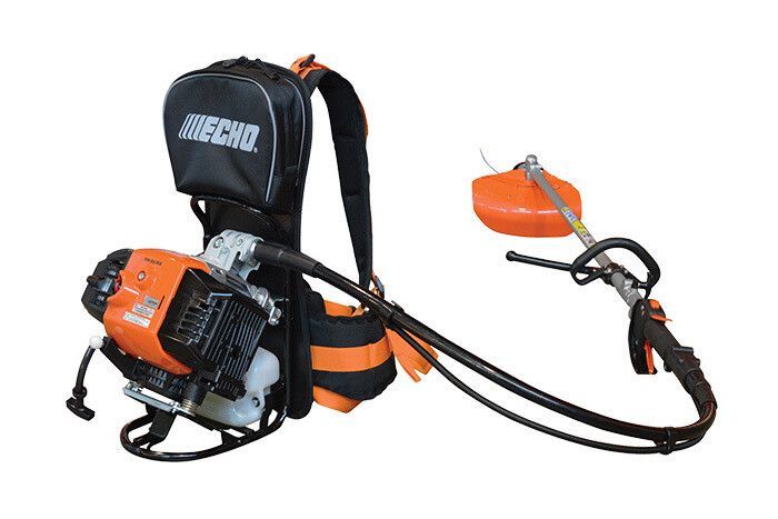 Un decespugliatore con uno zaino attaccato su uno sfondo bianco.