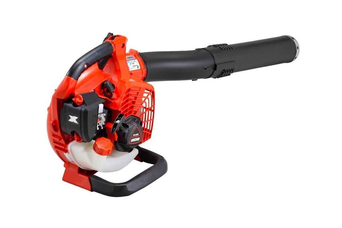 Un soffiatore per foglie rosso e nero su sfondo bianco.