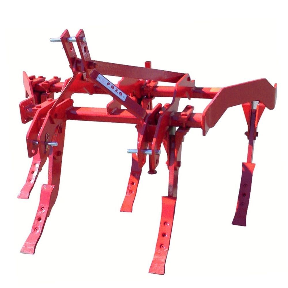 Un primo piano di un aratro trattore rosso su uno sfondo bianco