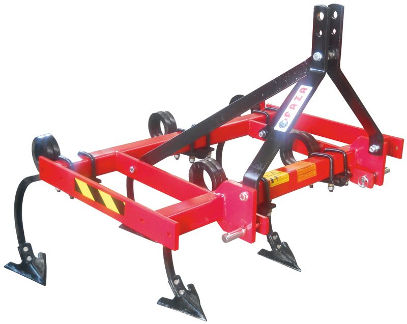 Un trattore con aratro rosso e nero è appoggiato su una superficie bianca.