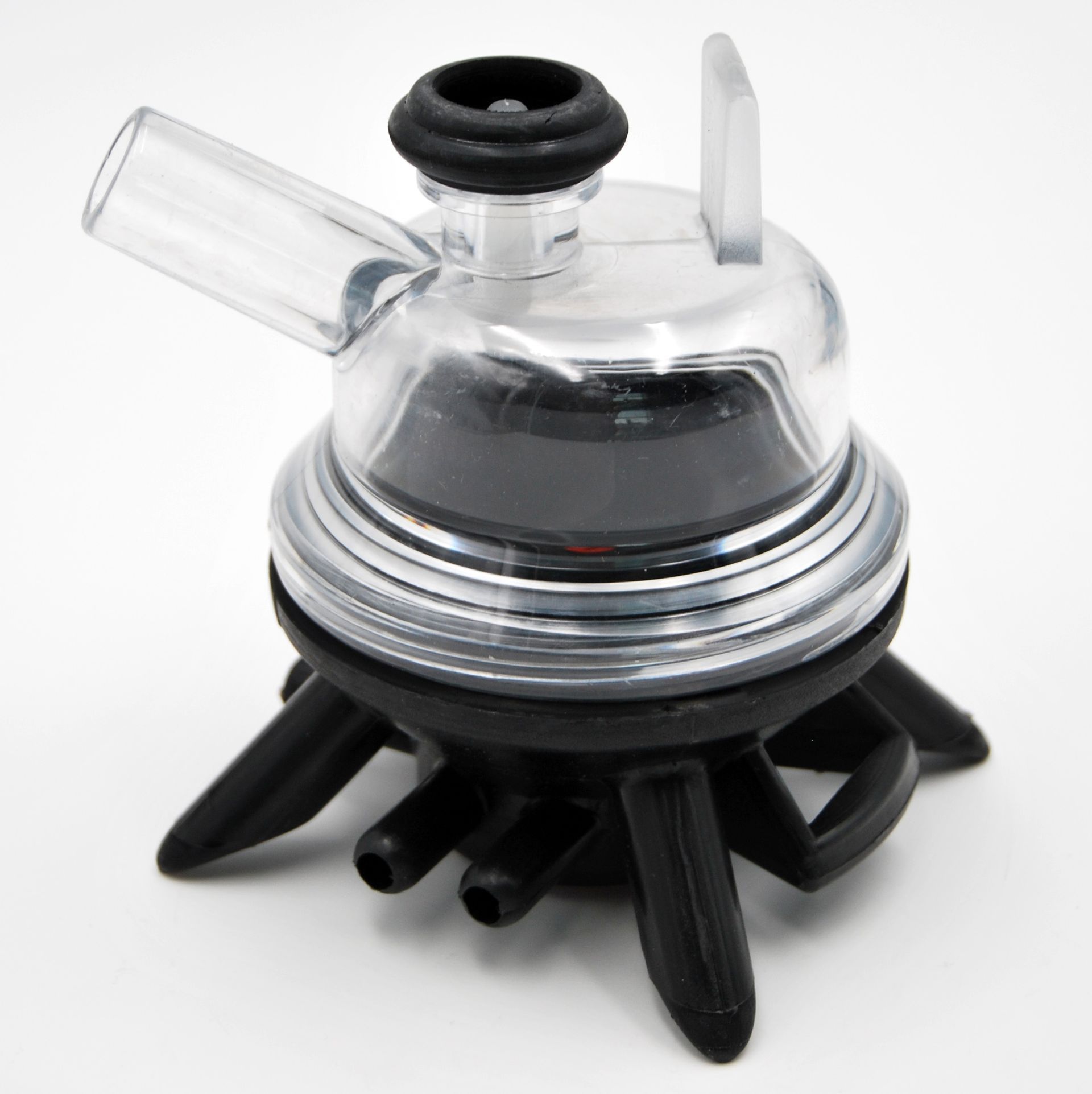 Un contenitore di plastica trasparente con una base nera è appoggiato su una superficie bianca