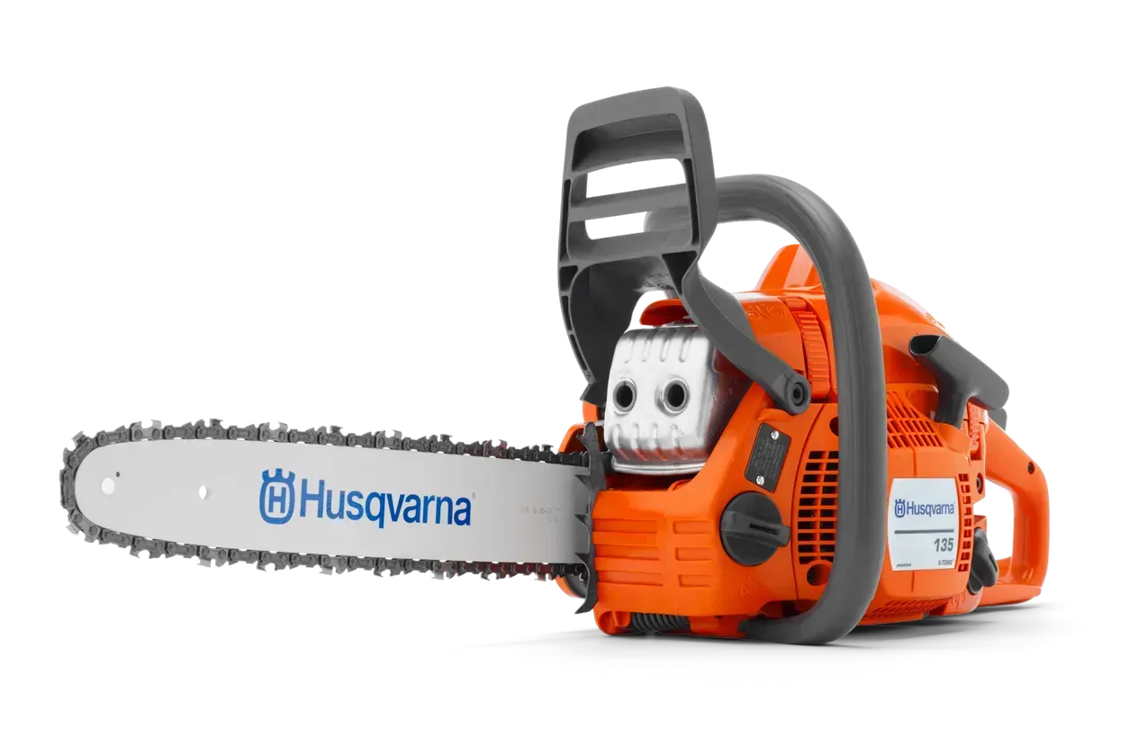 Una motosega Husqvarna è raffigurata su uno sfondo bianco.