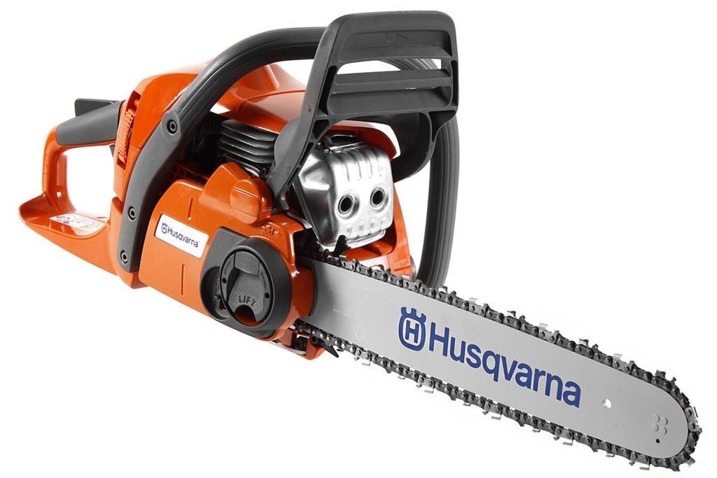 Una motosega husqvarna è mostrata su uno sfondo bianco