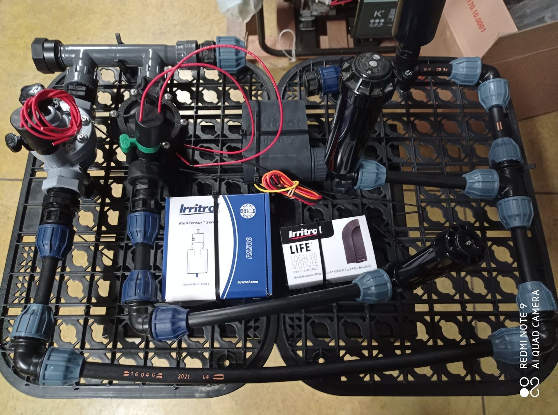 Un tavolo con sopra un mucchio di apparecchiature elettriche.