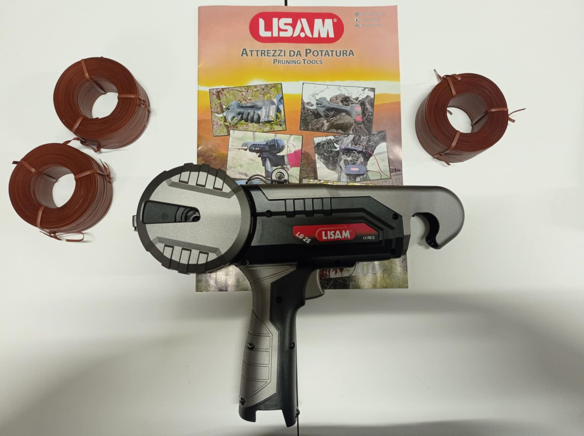 Uno strumento lisam è appoggiato su un tavolo accanto a una brochure