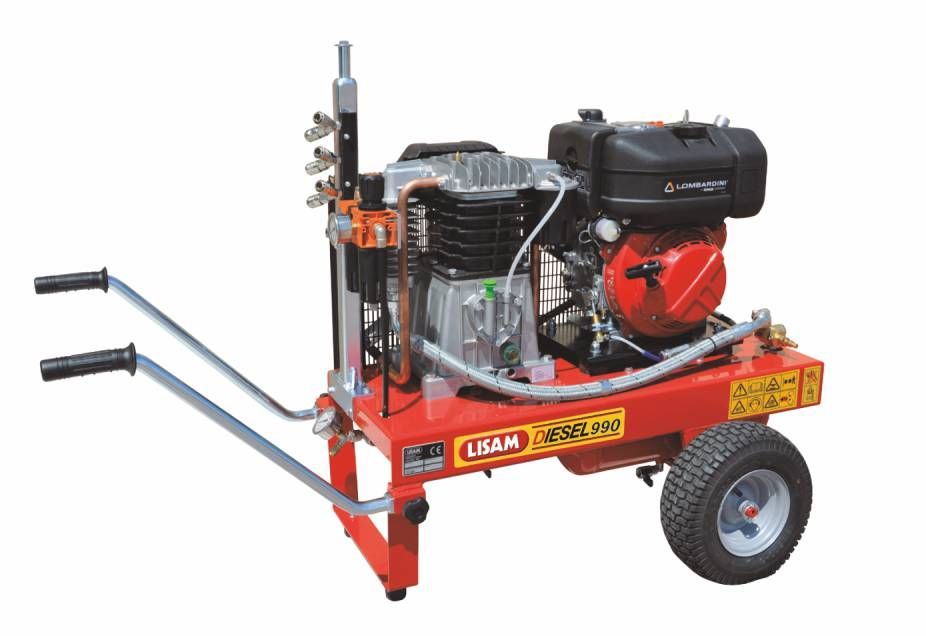 Una macchina rossa e nera con un motore a gas su uno sfondo bianco.