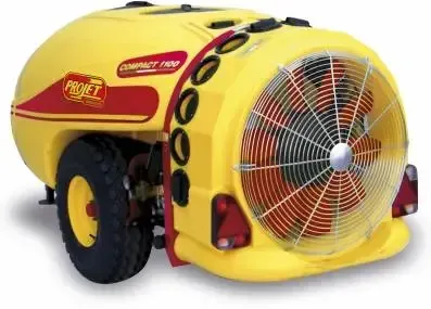 Un trattore giallo con una ventola rossa attaccata