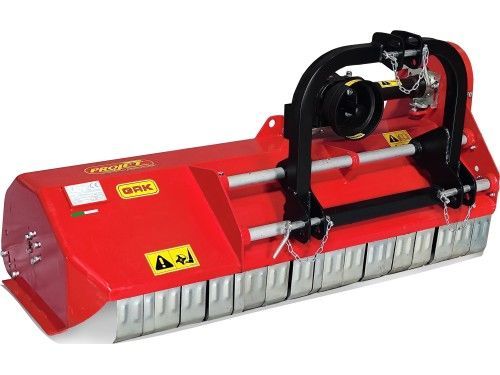 Un trattore tosaerba rosso è appoggiato su una superficie bianca.