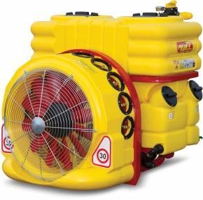 Un tifoso giallo e rosso con il numero 30 sopra