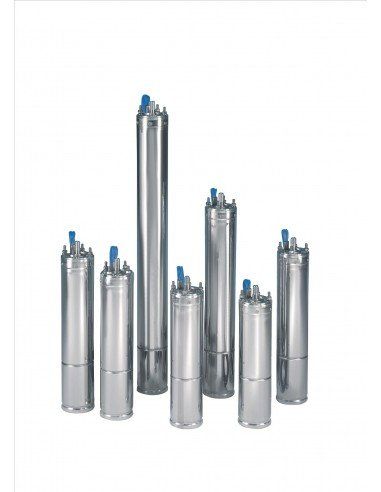 Un gruppo di pompe idrauliche in acciaio inossidabile posizionate una accanto all'altra su uno sfondo bianco.