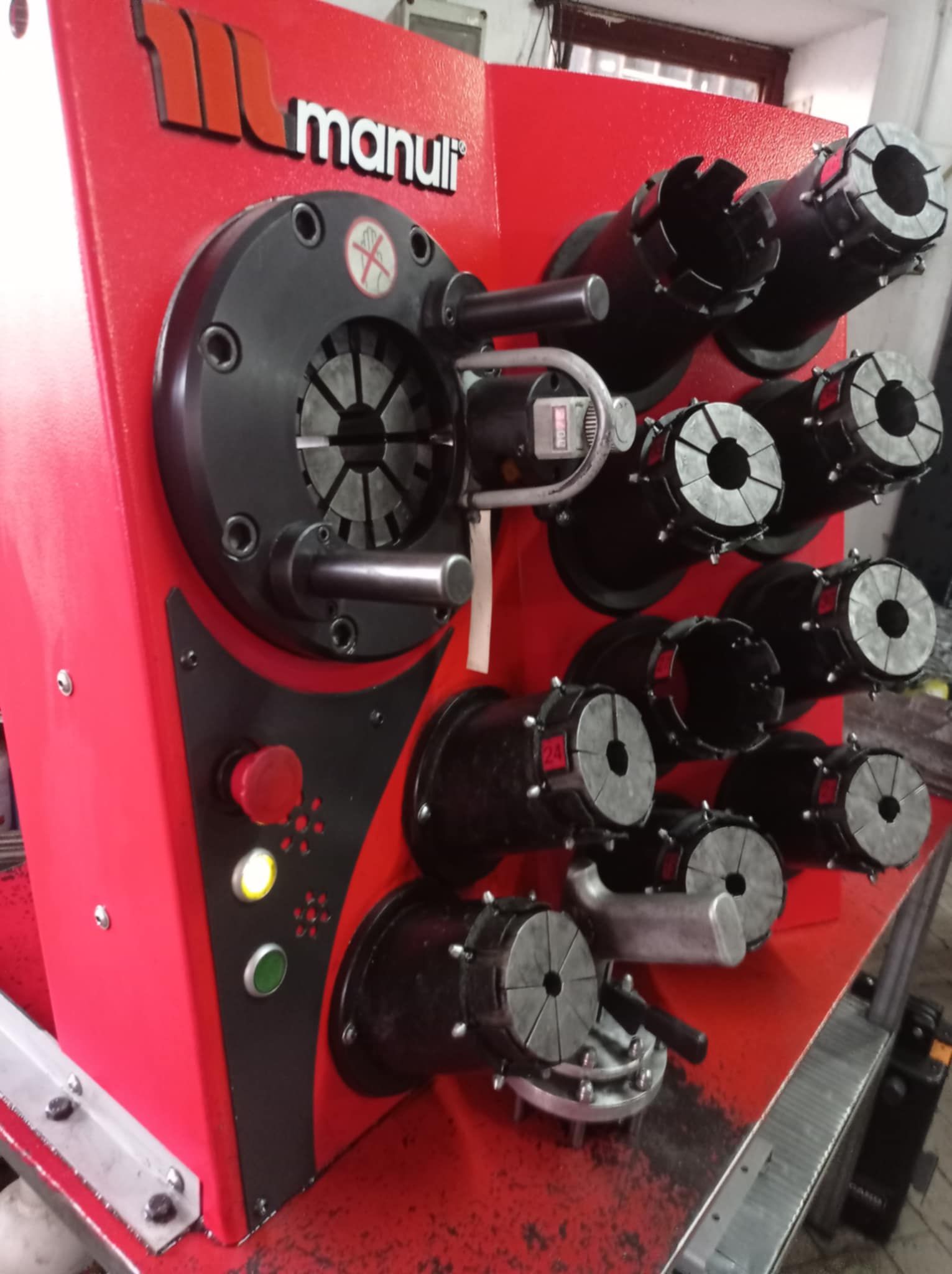 Una macchina rossa con la parola manuf sopra