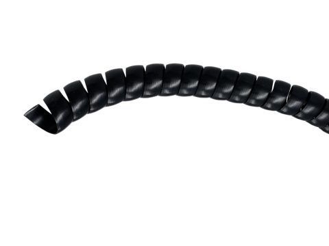Primo piano di un tubo flessibile a spirale nero su sfondo bianco.