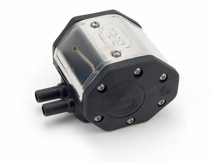 Una pompa in acciaio inossidabile con un contenitore di plastica trasparente su uno sfondo bianco