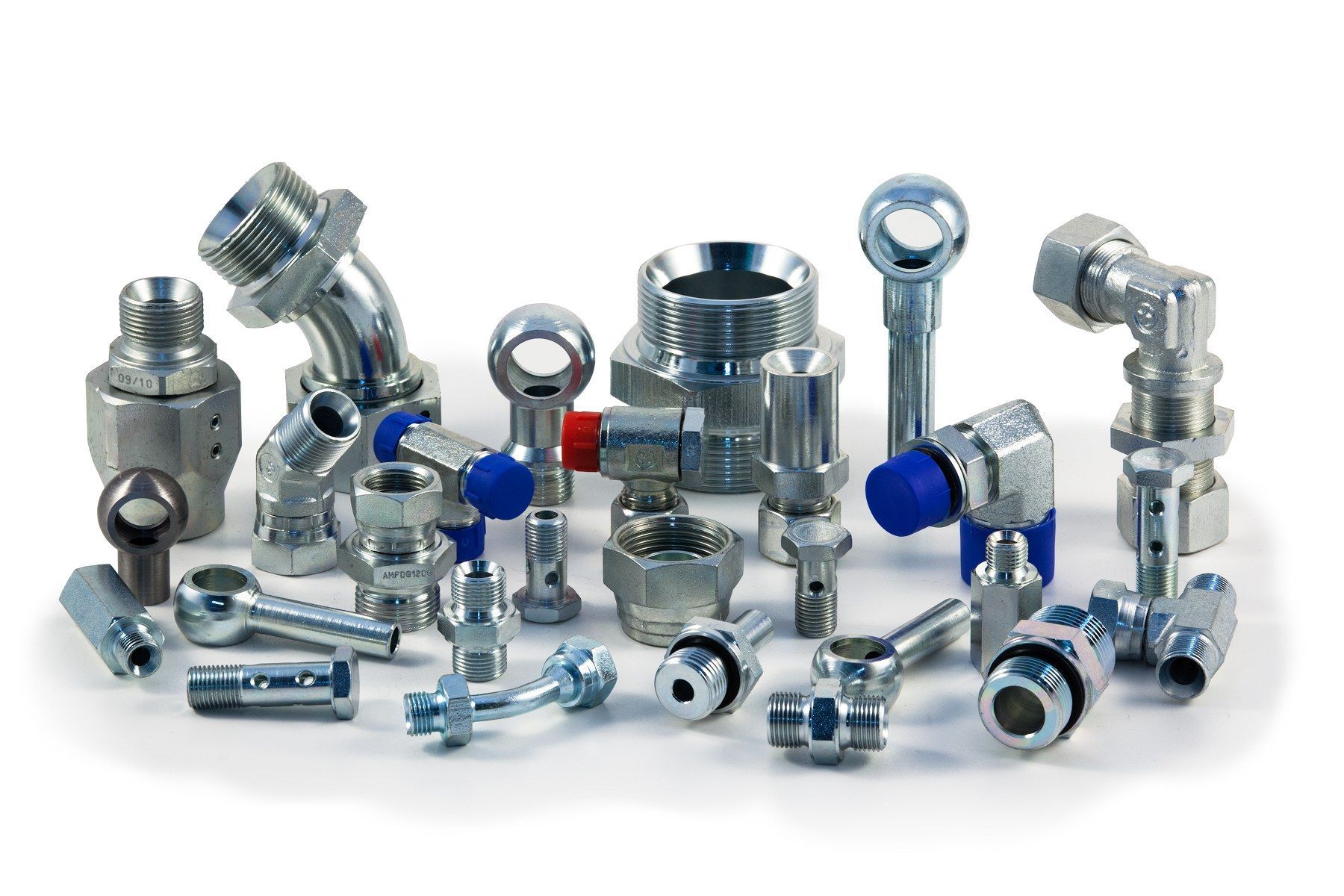 Un mucchio di diversi tipi di raccordi idraulici su uno sfondo bianco