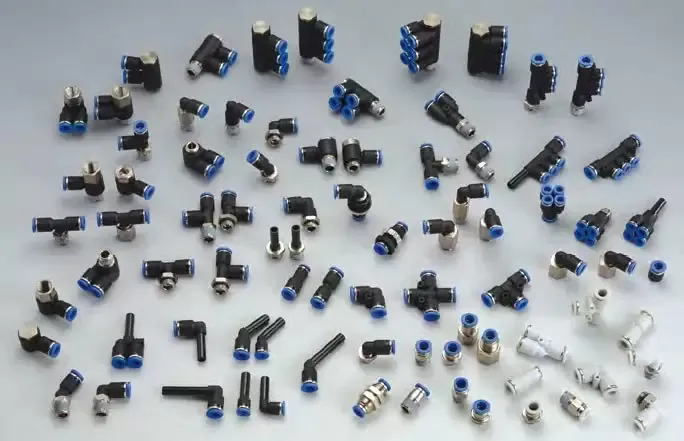 Un mucchio di diversi tipi di connettori su una superficie bianca