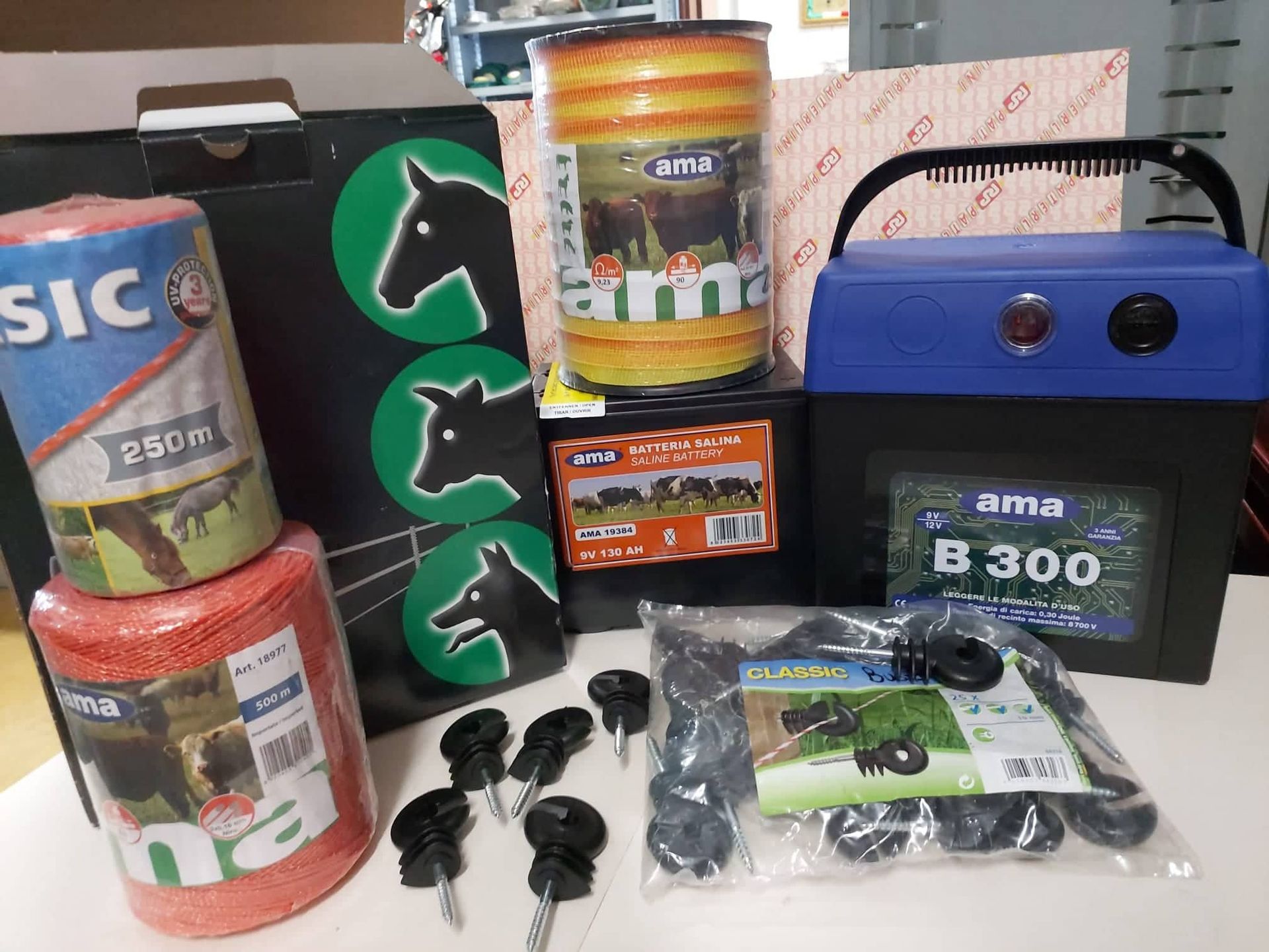 Una varietà di forniture per recinzioni sono appoggiate su un tavolo.