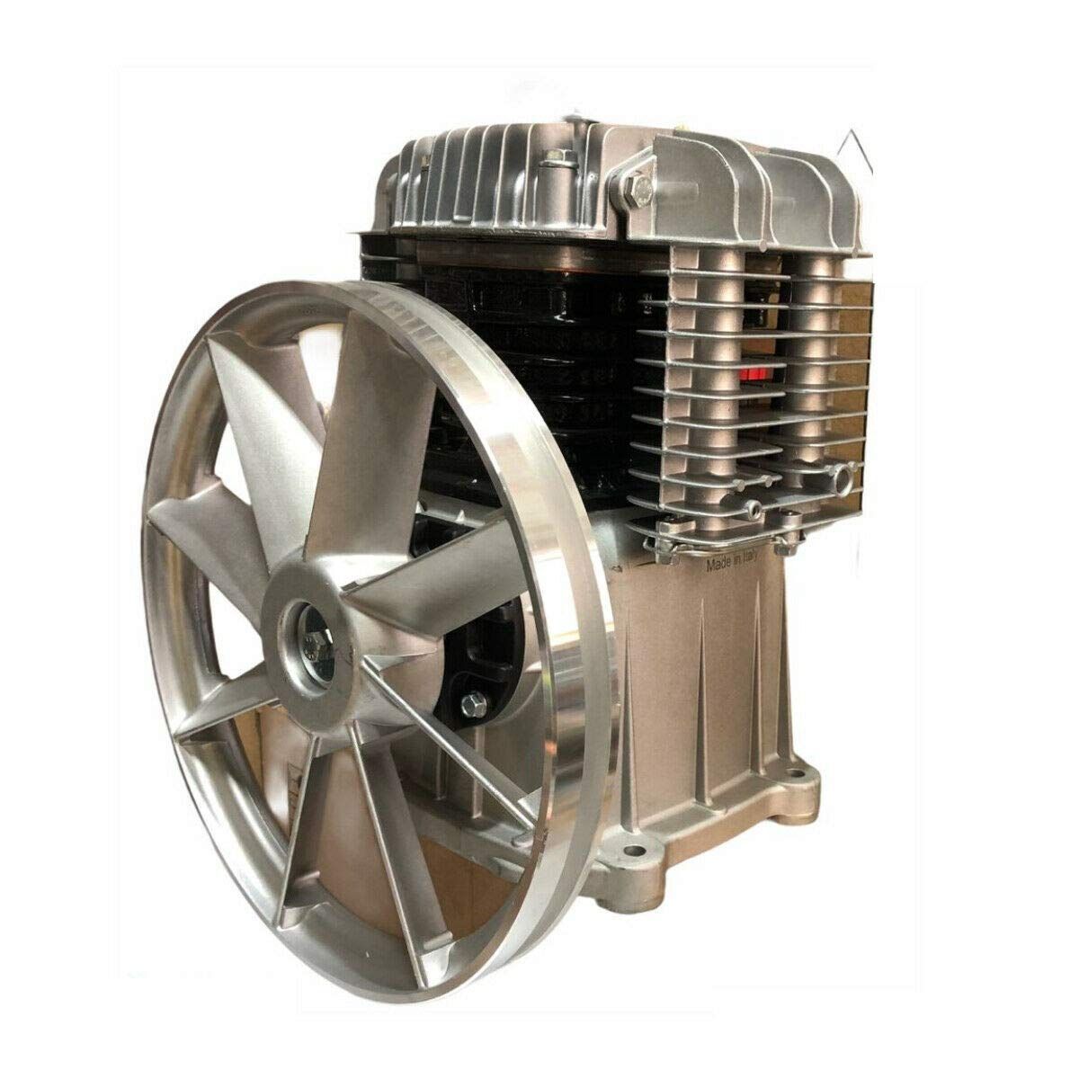 Un compressore con una ventola attaccata su uno sfondo bianco.