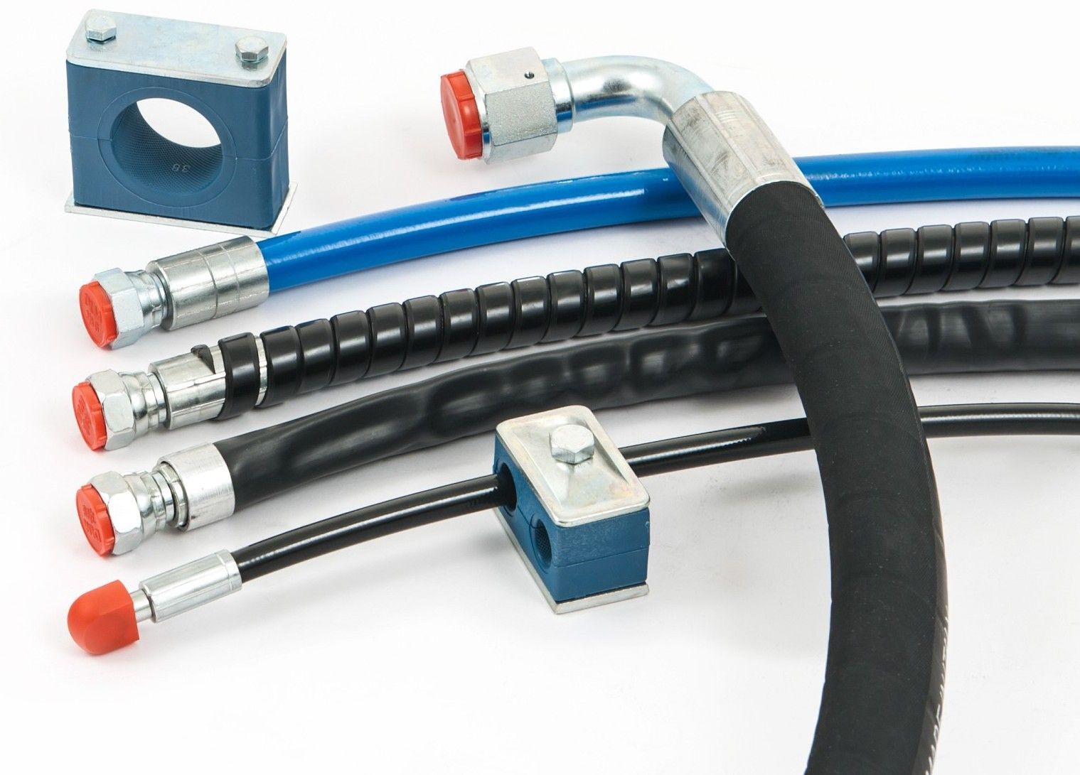 Un mucchio di diversi tipi di tubi idraulici su uno sfondo bianco