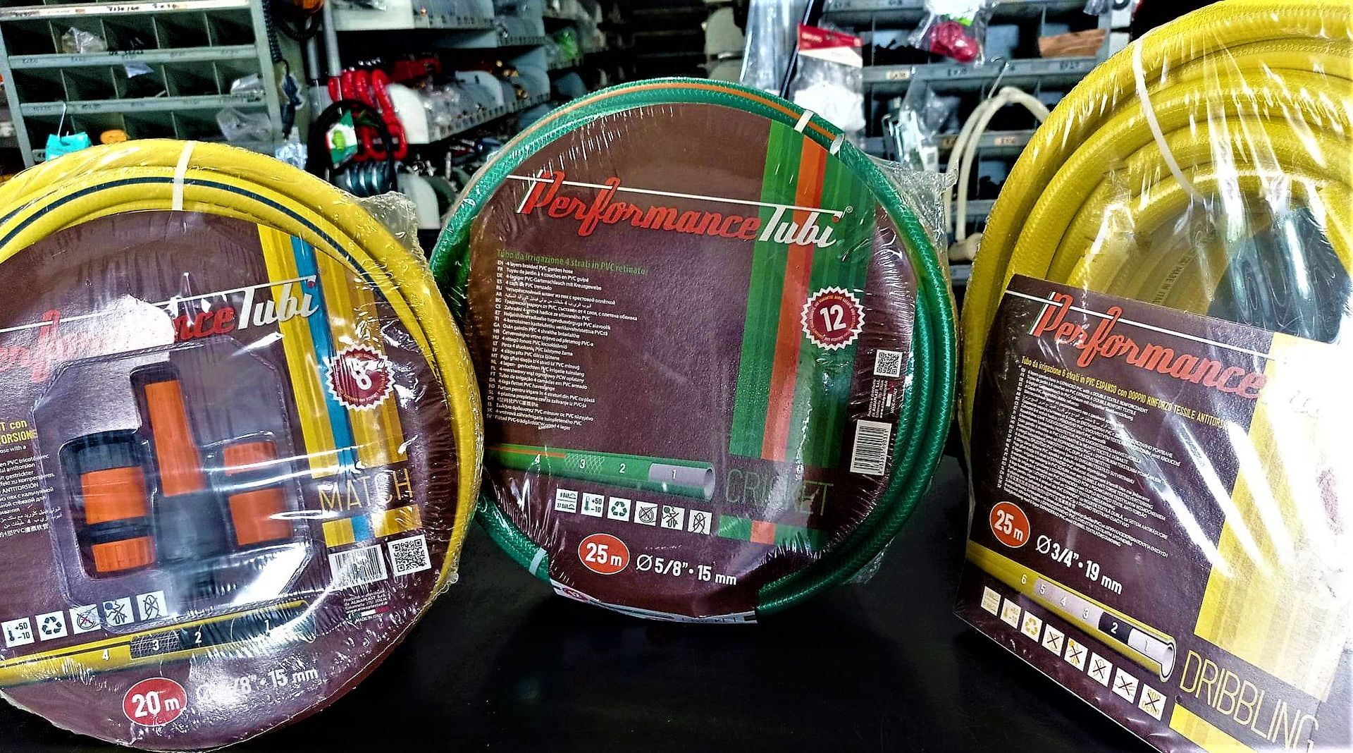 Tre tubi sono appoggiati su un tavolo in un negozio.