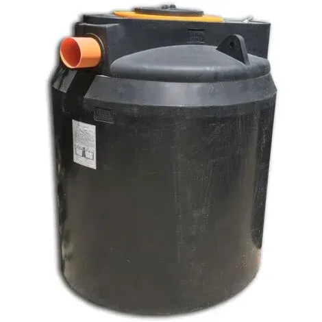 Un grande contenitore di plastica nera da cui esce un tubo rosso.