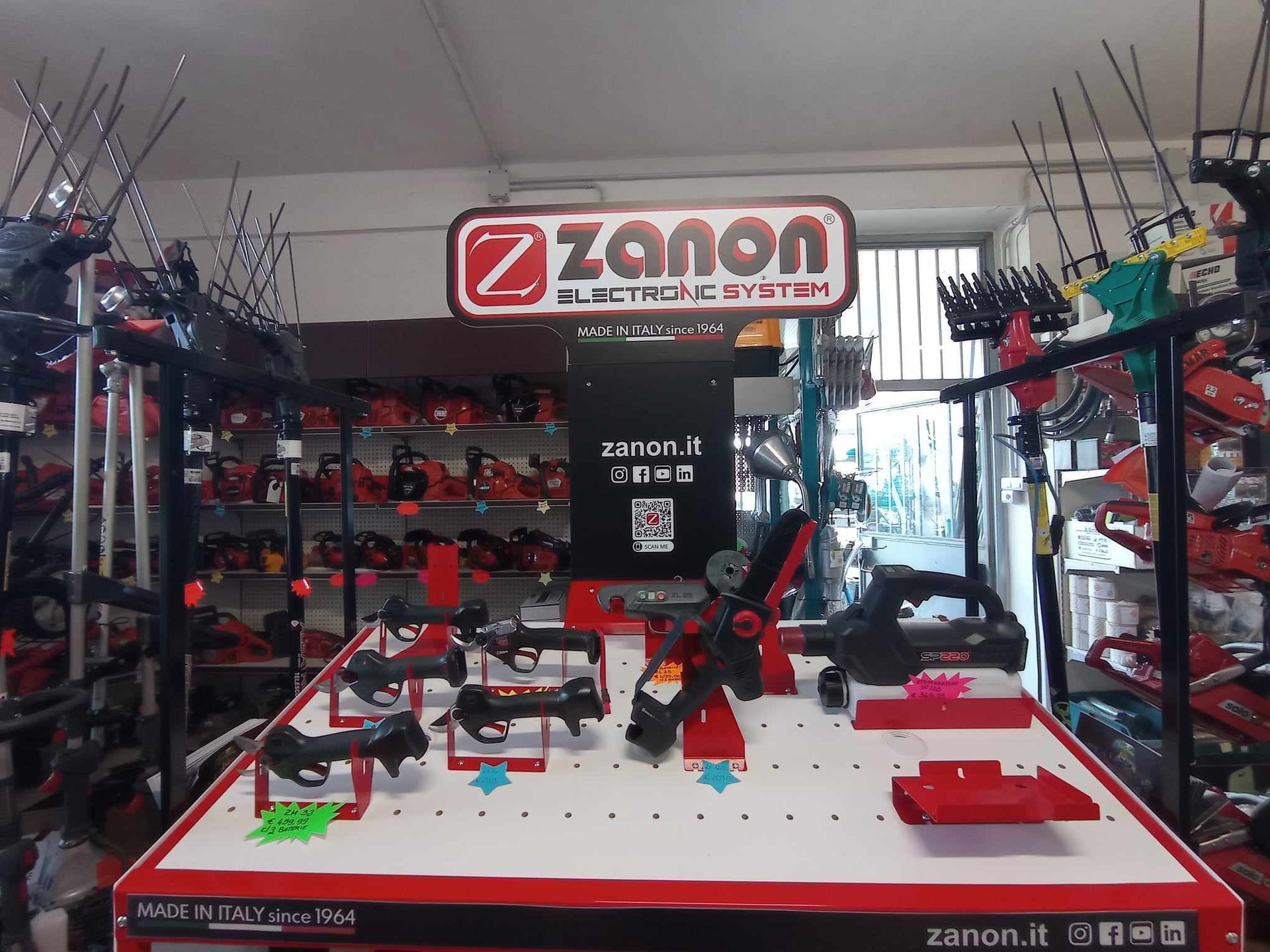 Un negozio con un cartello che dice zanon