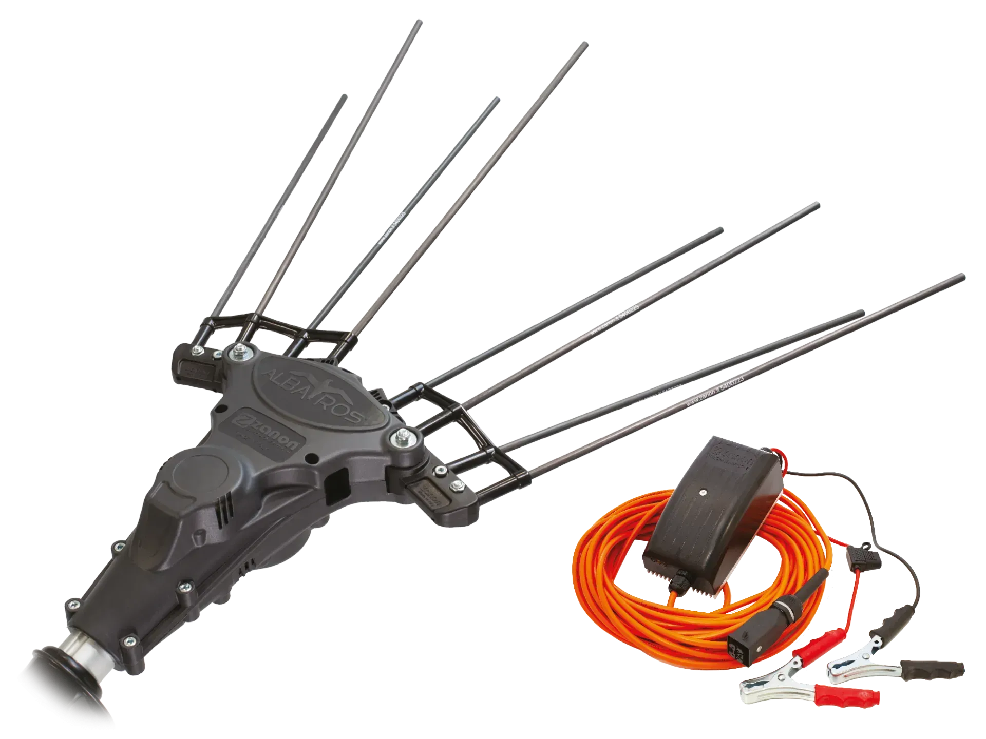 Un pennello con un caricabatterie attaccato su uno sfondo bianco.