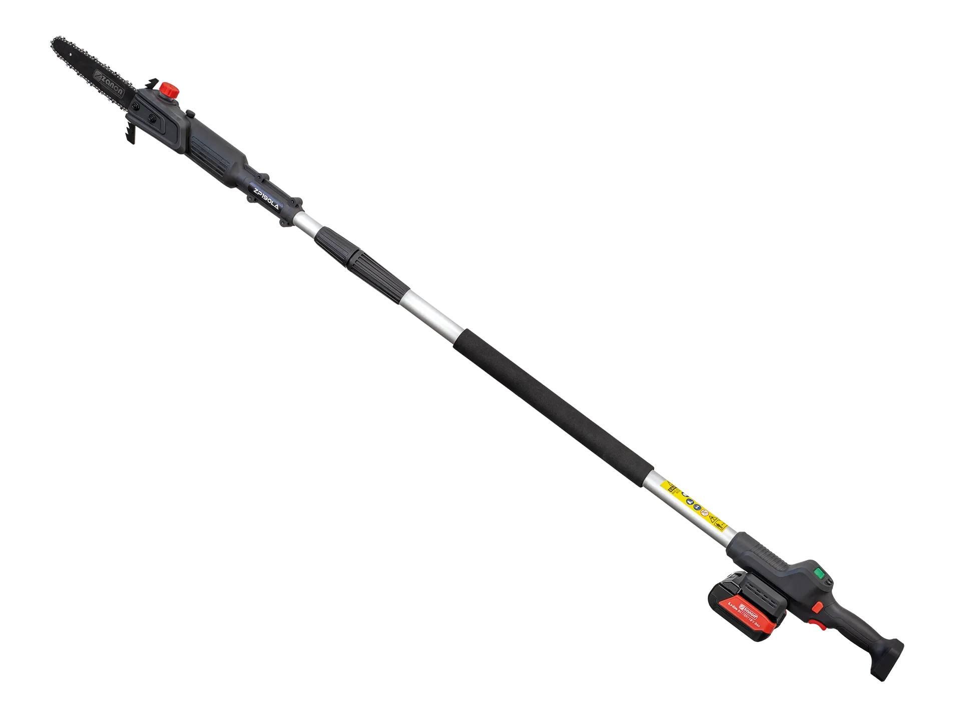 Una lunga sega a palo con una batteria collegata su uno sfondo bianco.