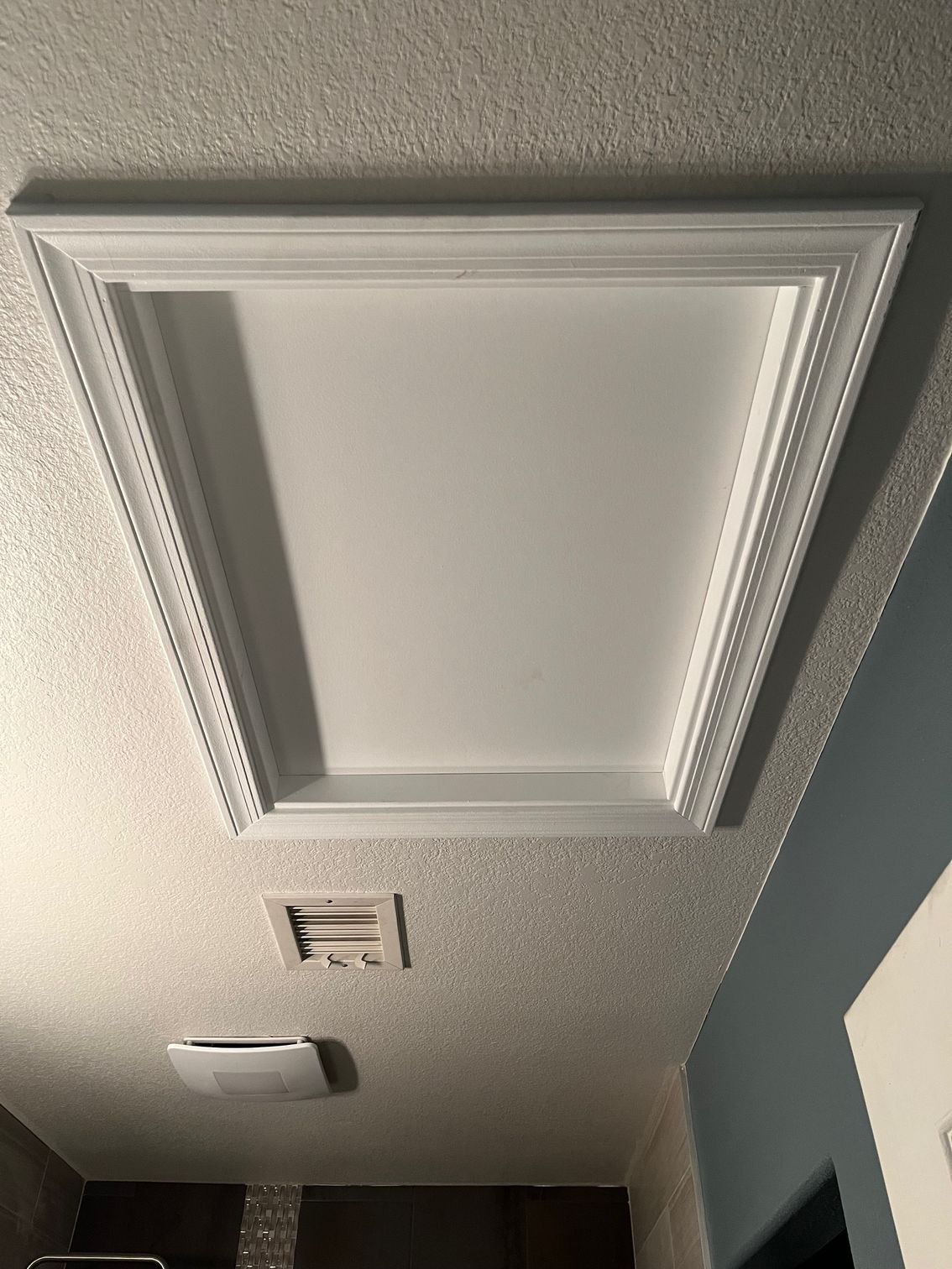 A picture of a ceiling with a picture frame on it.