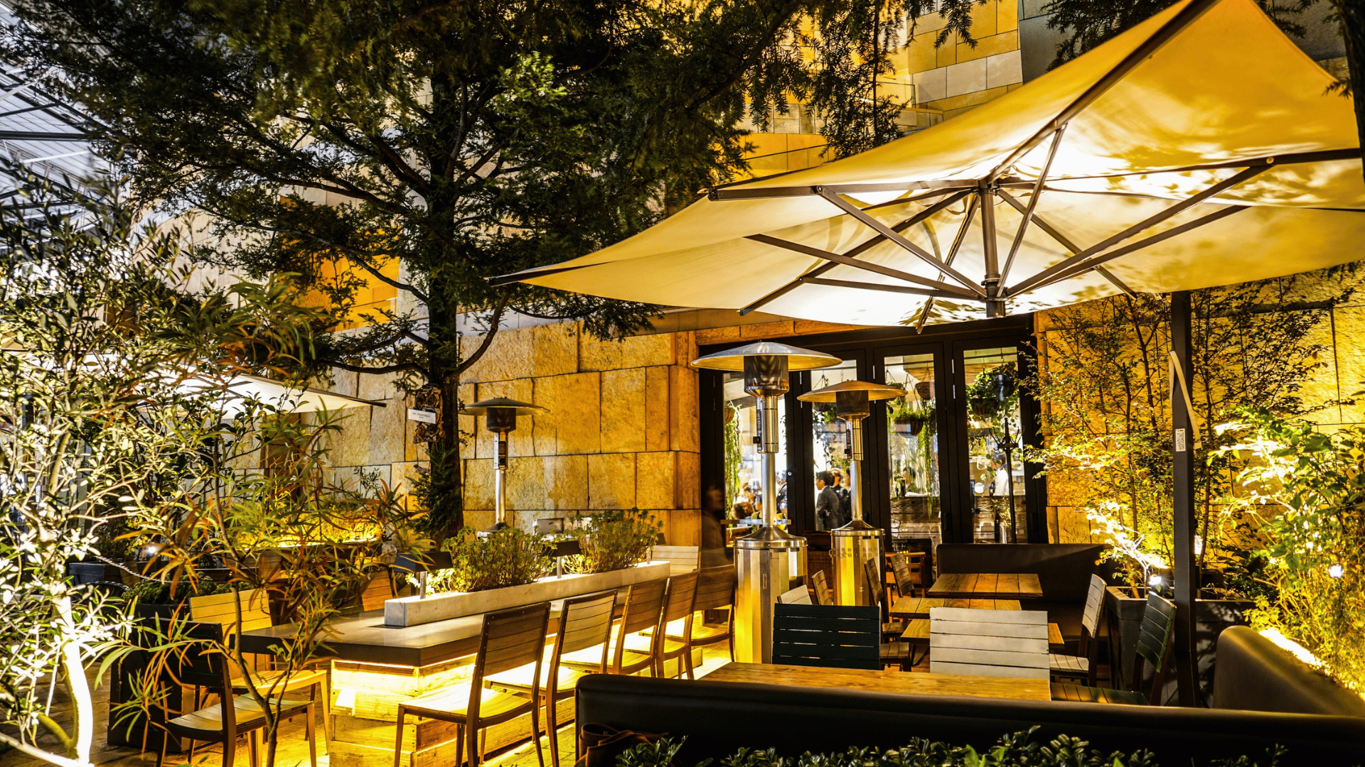 outdoor cafe lighting