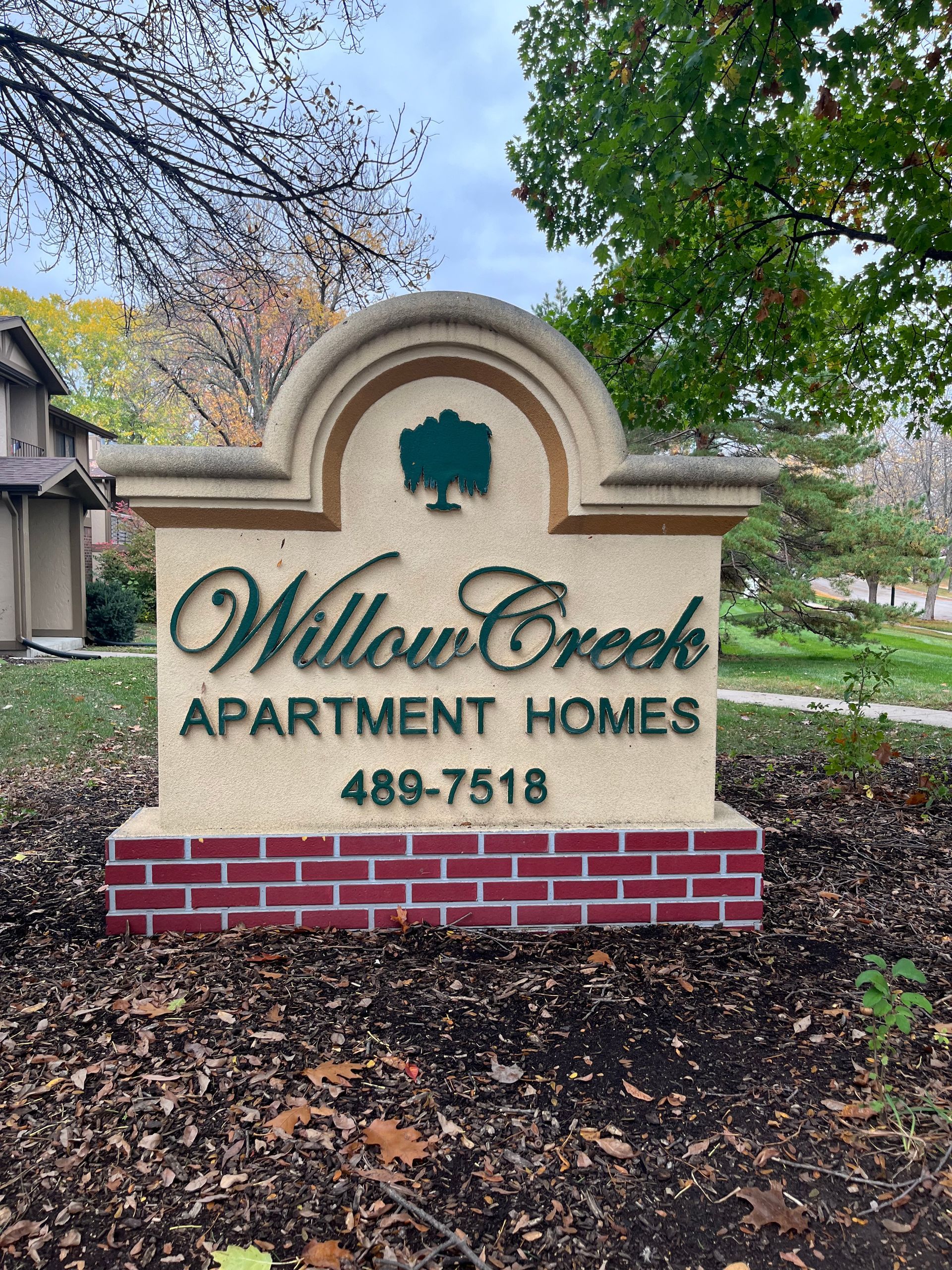 a sign that says willow creek apartment homes on it