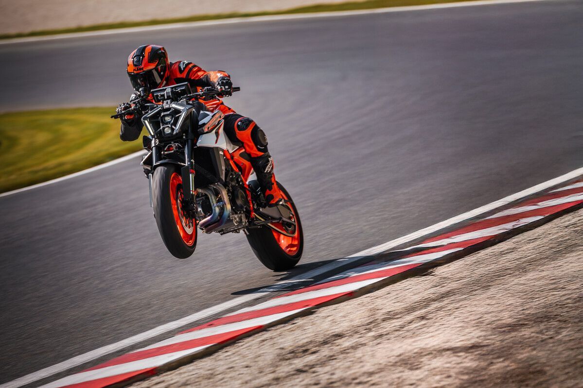 STÄRKER ALS DIE KONKURRENZ: DIE KTM 990 DUKE R 2025