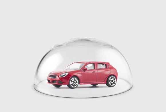 auto sotto una cupola di vetro