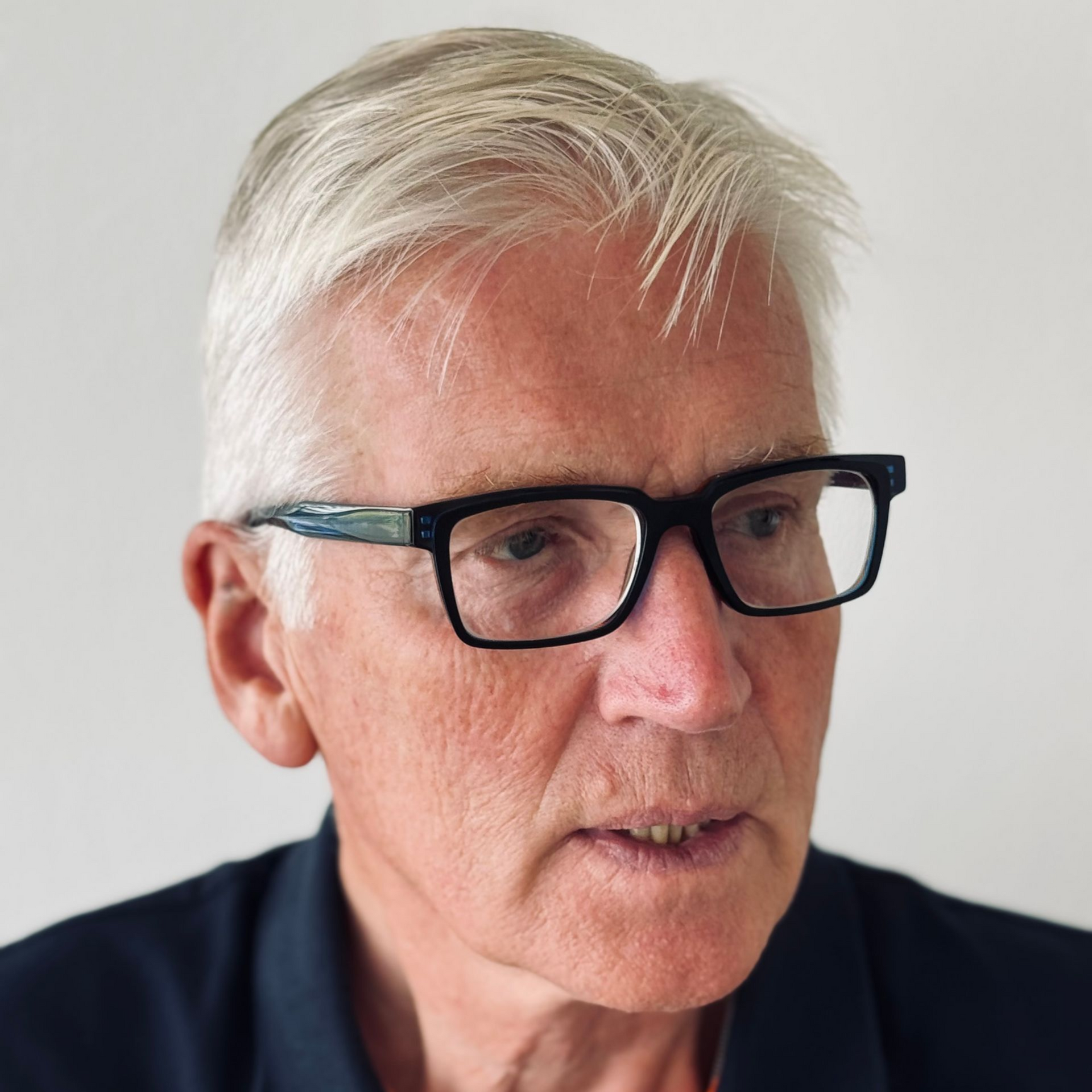 Auteur Paul Kroes is bij mij terecht gekomen via zijn redacteur Janneke Jonkman. Zijn manuscript is de weerslag van zijn  -deels spirituele- zoektocht naar de verwerking van een groot verdriet. We zijn voor Paul op zoek naar de juiste uitgeverij.