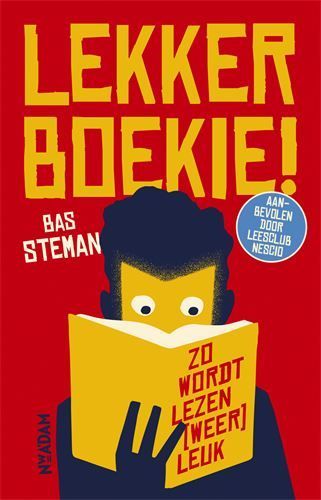een man leest een boek op een rode achtergrond.