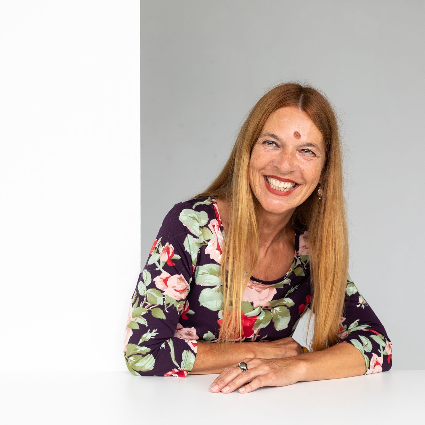 Kinderboekschrijver Alyze Bos en ik raakten met elkaar in gesprek tijdens de viering van de 150ste verjaardag van Boekhandel Broekhuis in Hengelo. In 2008 al debuteerde ze met De drie gouden aapjes (Uitgeverij Clavis), met De Verschrikkelijke Sneeuwman (Uitgeverij Lemniscaat) brak ze in 2015 door.