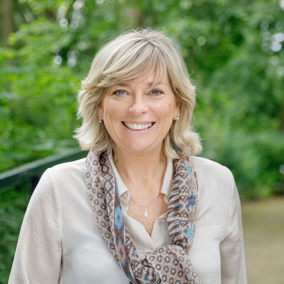 Annick Beyers kwam lang geleden bij mij voor een schrijfcoachtraject. We zijn elkaar daarna niet meer uit het oog verloren. Voor haar innovatieve Young Adult-roman Stille Denker (2023) zijn we samen opgetrokken in het bereiken van jonge lezers, via de media en via optredens in boekhandels in Nederland en België.