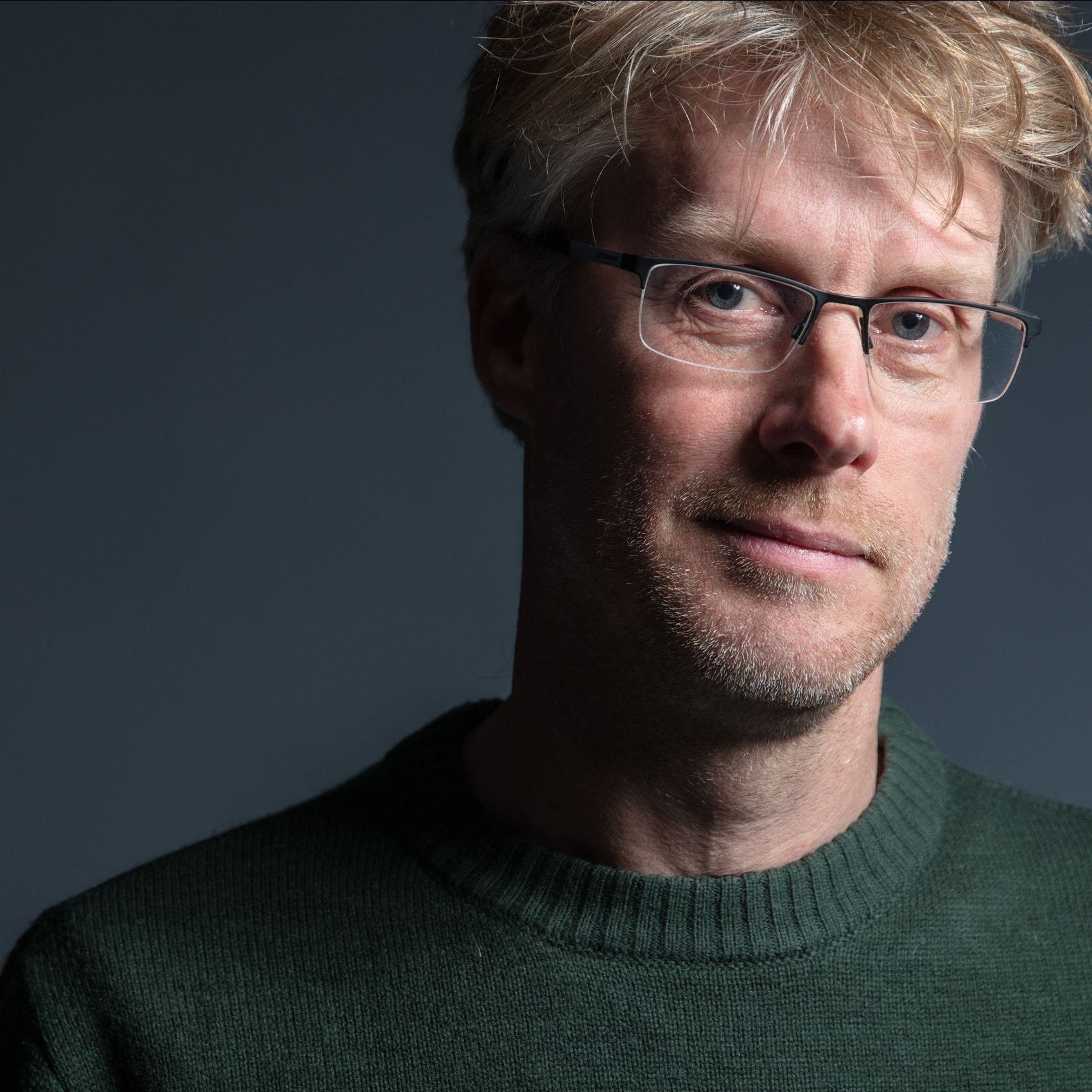 Arjen en ik waren toevalligerwijs naar elkaar op zoek. Een collega-auteur wees mij op zijn werk, tegelijkertijd kwam Arjen via de onlinekanalen bij mij terecht. Tijdens een ontmoeting bij mij thuis in Holten was de zaak snel beklonken. Sindsdien werken wij samen in het promoten van zijn literaire werk.