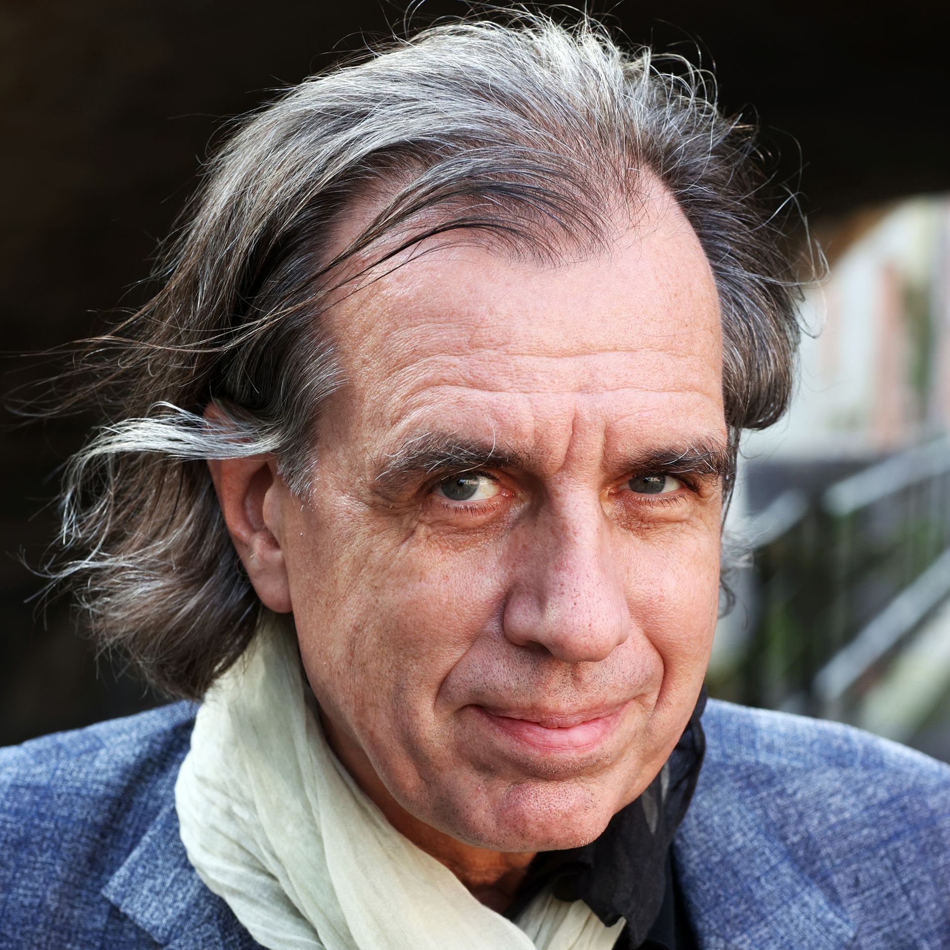 De opdracht om publiciteit te genereren voor Vertroostingen van Dirk de Wachter markeert het begin van mijn samenwerking met Uitgeverij Lannoo Campus. Het verschijnen van de Wachters boek liep parallel aan de publiciteit rond zijn ziekte. Binnen tien minuten na het versturen van ons persbericht lagen er al drie uitnodigingen voor een interview met de vermaarde Vlaamse psychiater.