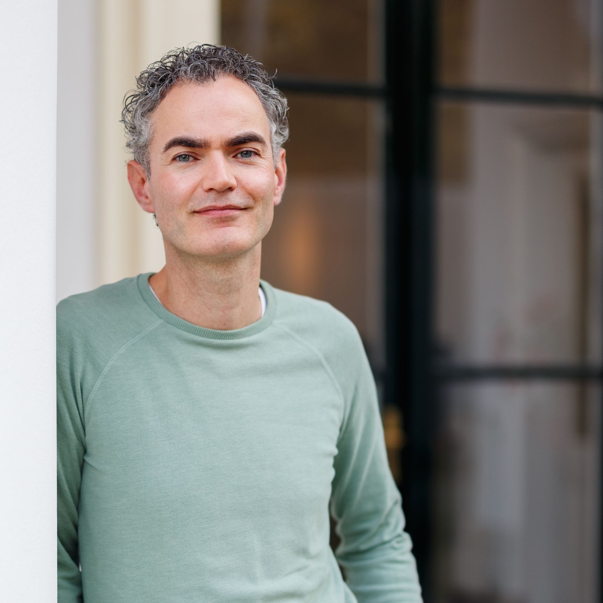 Voor verkiezingsexpert en auteur Joost Kramer regelen we optredens, de komende tijd naar aanleiding van zijn nieuwste titel Midterms Mania, een urgente publicatie over het belang van de tussentijdse verkiezingen in Amerika in 2026: voor Washington, maar ook voor Europa, bedrijven en internationale verhoudingen. Joost is een ervaren keynote spreker, dagvoorzitter en discussieleider, inzetbaar voor duo-lezingen, in panels en als presentator.  