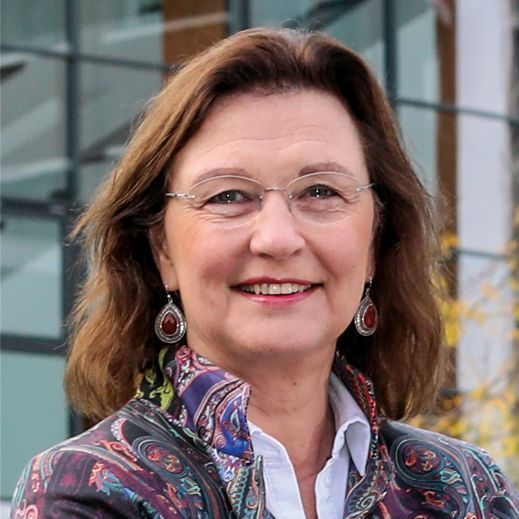 June schreef haar verhaal over Lidi van Mourik Broekman, een bekende beeldend kunstenaar, die onder meer beelden van de koninklijke familie maakte. Ze is via Heart Media, Uitgeverij Zomerlicht en Bookfunding bij ons terecht gekomen. Geen schaduw zonder licht kwam begin juni 2024 uit. Wij deden de publiciteit. 