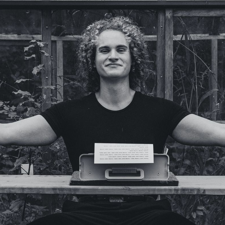 Roman benaderde mij op advies van Jana van Caspel: producent en organisator in de literaire wereld. Voor het organiseren van je publiciteit moet je - volgens Jana- namelijk bij ons zijn. 