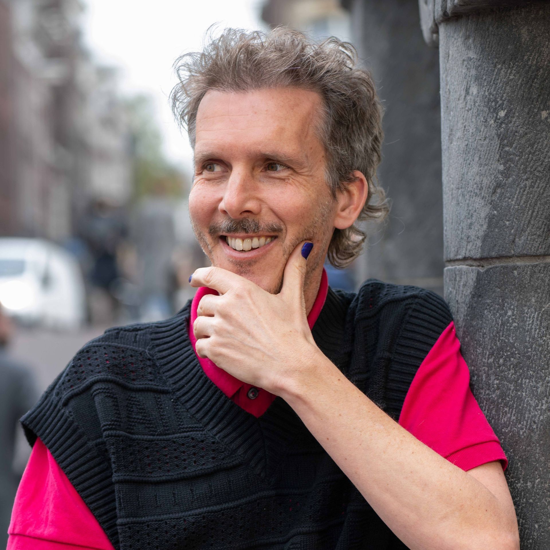 Joris van der Geest raakte als investment banker gefascineerd door tantra en schreef naar aanleiding daarvan zijn debuutroman De oneindige marshmallow test. Met zijn tweede roman Iedereen is Faust schrijft hij hilarisch en confronterend over toxic masculinity in hedendaags Amsterdam. Voor de publiciteit en boekpresentatie van deze tweede roman heeft hij mij benaderd. 