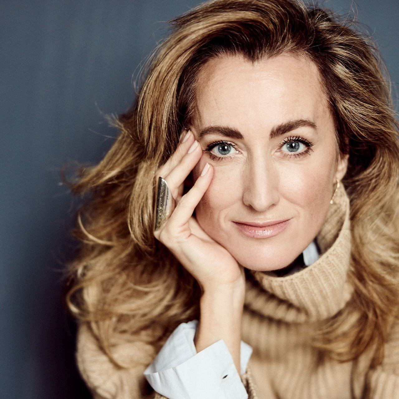 In de schaduw van het Amstel is de nieuwe roman van Sarah Meuleman, gebaseerd op feitelijke personages en gebeurtenissen. Ze liet zich voor het boek inspireren door de rijke geschiedenis van het Amstel Hotel. Meuleman geeft het boek uit bij Grow Books, een jonge uitgeverij die het belang van de boekhandel actief wil onderstrepen. Een keuze die de auteur bij dit project volledige creatieve vrijheid heeft kunnen bieden. 