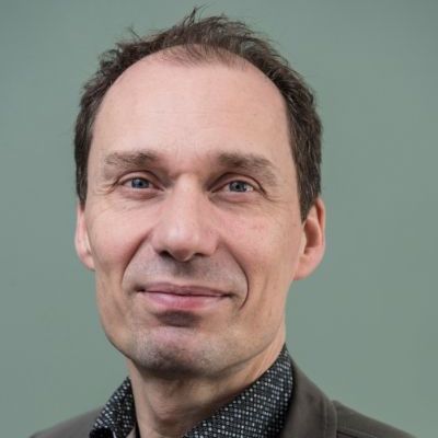 René Rector publiceerde al eens een sciencefiction-roman, maar op het moment van verschijning ging de uitgeverij failliet. Daarna kwam het lange tijd niet meer van schrijven. Schrijfcoach Josha Zwaan verwees hem door naar mij. René heeft een merkbouwtraject gevolgd. Zijn nieuwe sf-manuscript is ondergebracht bij Uitgeverij Ambilicious. 