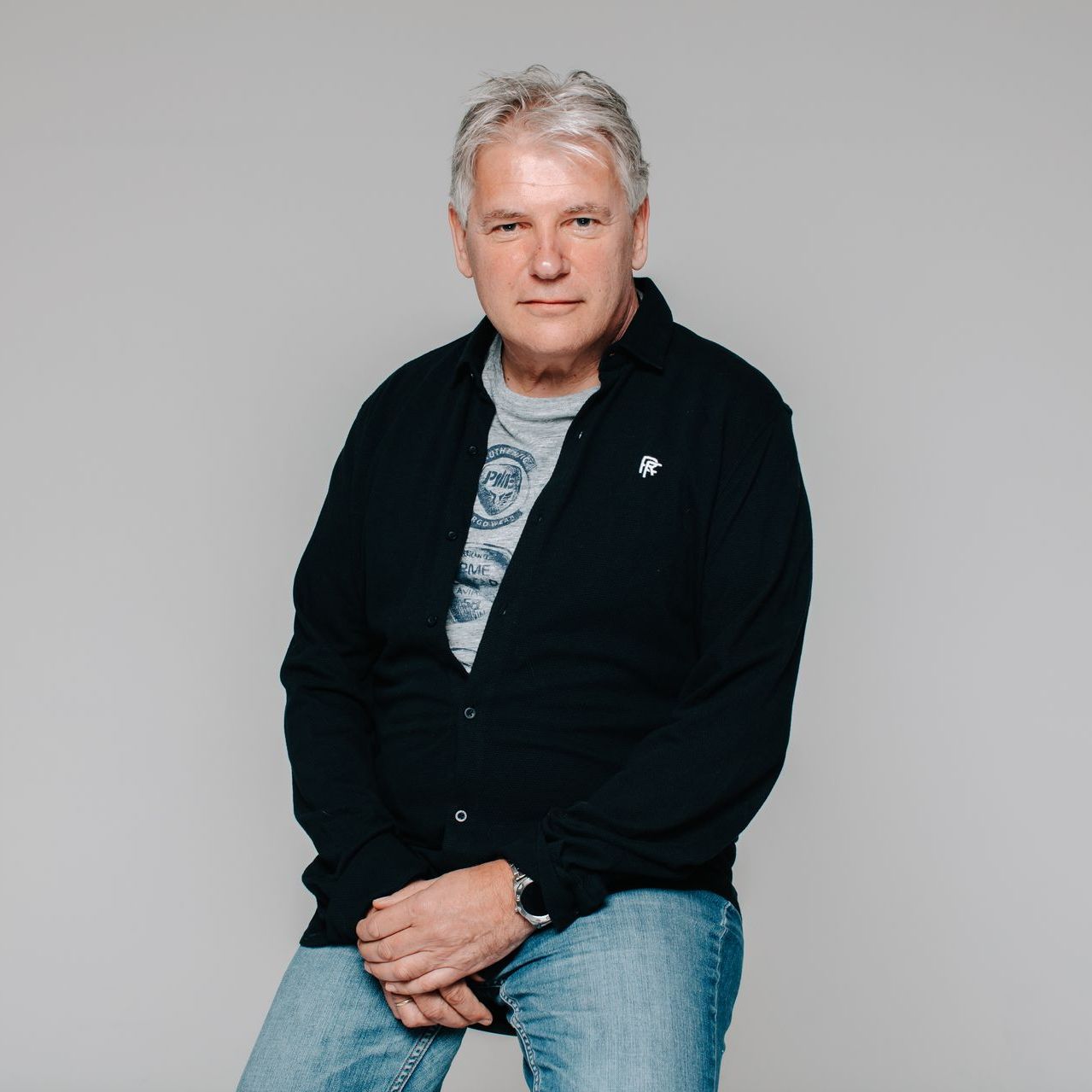 De biografie van Harry Slinger, frontman van de band Drukwerk is geschreven en uitgegeven door ex-bandlid Edwin Gitsels. Harry vroeg mij om de publiciteit te regelen. Edwin heb ik begeleid bij het uitgeven en de distributie. Samen zorgden we voor een spetterende lancering in april 2024.