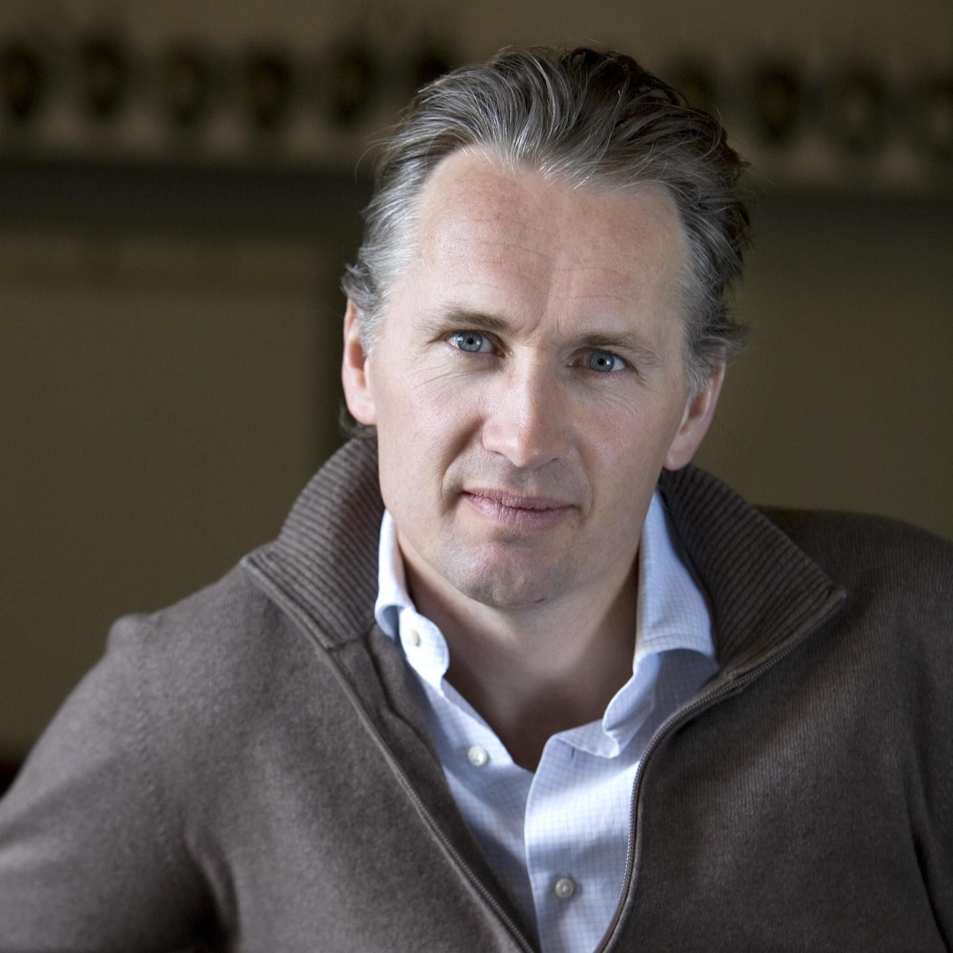 Jaap Scholten was mijn eerste schrijver. Voor Kameraad Baron (2011) ontving hij de Libris Geschiedenisprijs, ik organiseerde de lezingentour. Jaap is een innemend spreker die zijn luisteraars vol humor en licht meeneemt naar zijn geliefde Transsylvanië of in de geschiedenis van zijn familie.