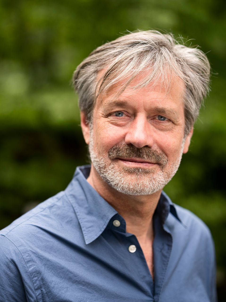 Caspar is beroemd om zijn aanstekelijke en inhoudelijke natuur- en wandelrubrieken in de Volkskrant, vol liefde voor het Nederlandse landschap. Ik ben vereerd dat hij mij heeft benaderd als impresario. Inmiddels werken we ook samen, als logisch gevolg hierop, aan het ‘in de markt zetten’ van zijn nieuwe boek(en). 