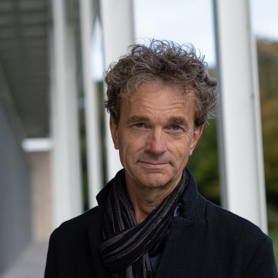 Nadat journalist en columnist Jean-Pierre Geelen in 2015 afzwaaide als tv-recensent van de Volkskrant, organiseerde ik lezingen en PR in het kader van zijn boek Zelf tv-kijken. In deze terugblik op zeven jaar professioneel televisiekijken maakt hij de balans op, vanzelfsprekend in die van hem bekende prikkelende en ironische stijl.