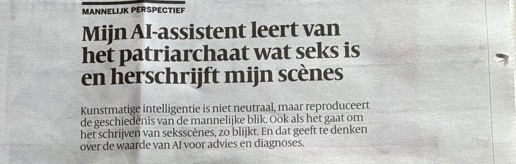 Krantenknipsel met Nederlandse kop over een AI-assistent die leert van de aankopen van klanten en scènes herschrijft.