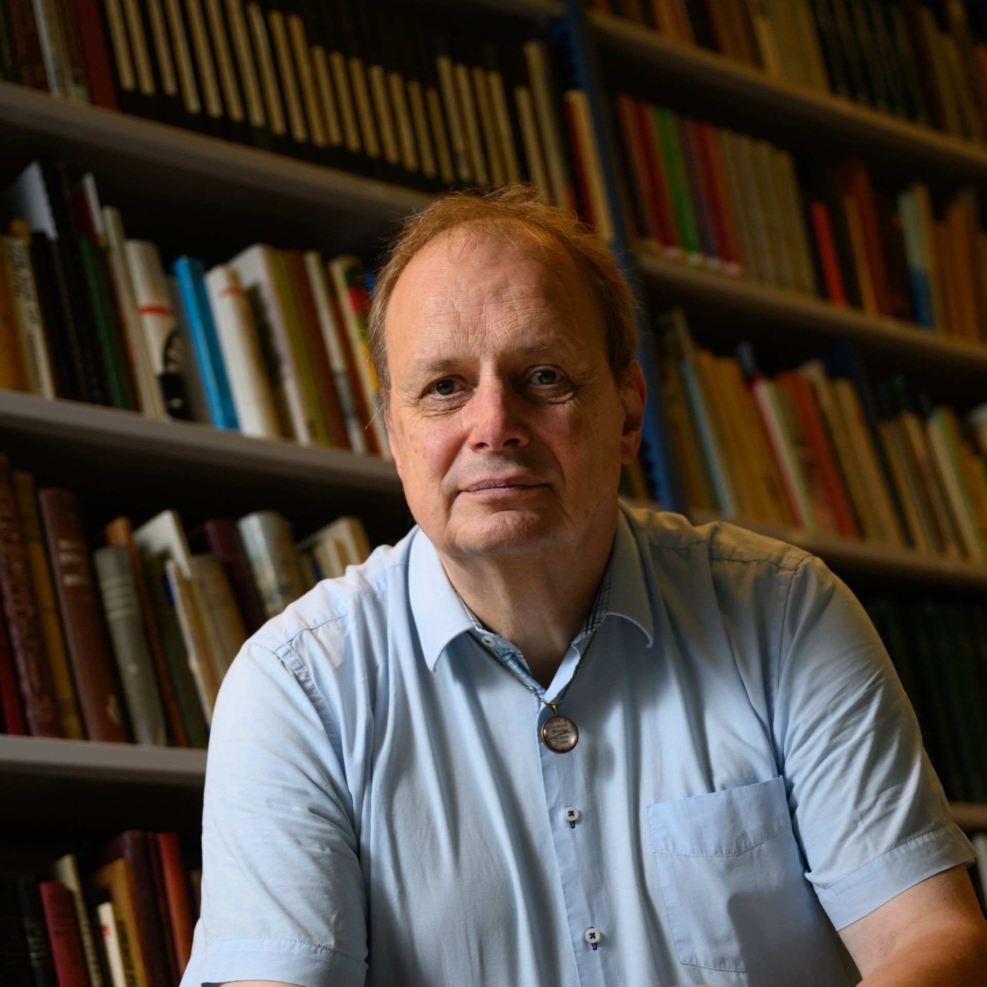 Ik ken Robert Beernink al een tijd, uit het boeken- en lezingencircuit in Enschede/Hengelo/De Lutte. Na Lutterzand Literair in 2023 hebben we contact gehouden en naar aanleiding van mijn optreden bij het Cultuurpodium in Hengelo heeft hij gevraagd of ik hem wil begeleiden. Leuk, als Tukkers onder elkaar! 